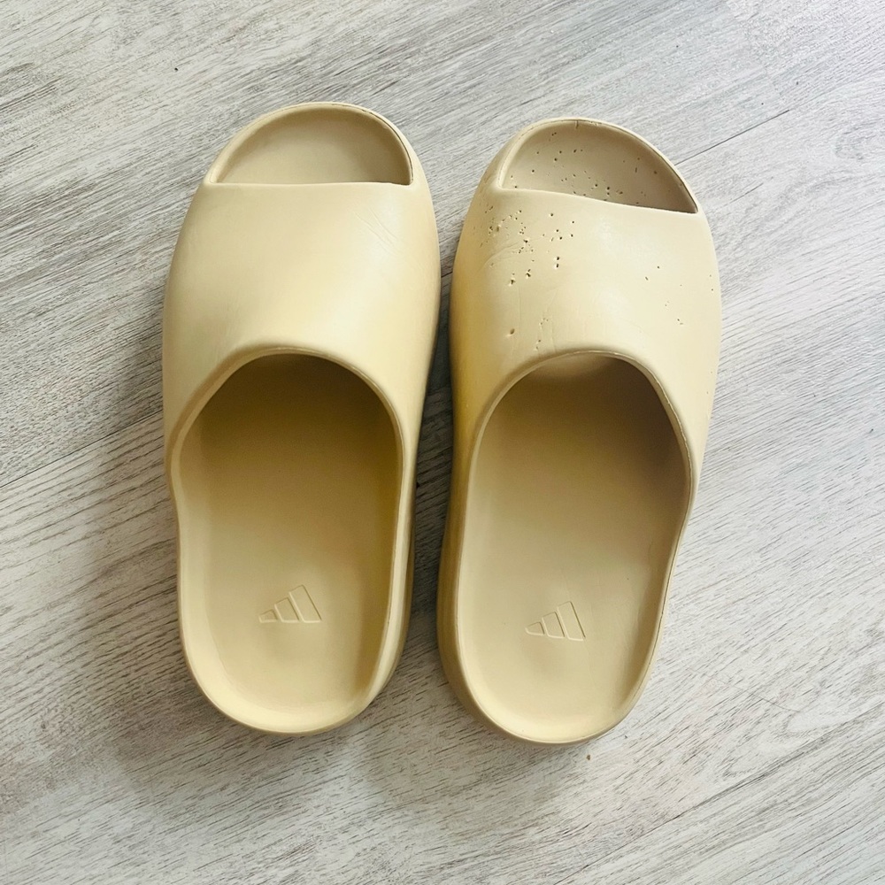 YEEZY SLIDES SIZE 2 (Price is negotiable)